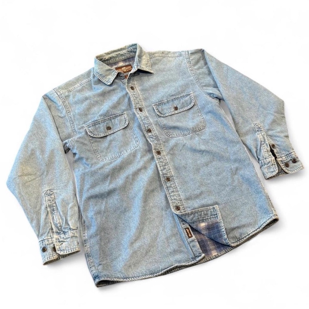 Vintage 90’s Levi's denim button up shirt fuzzy insides
P2P 22” | L 30” | SL 21”